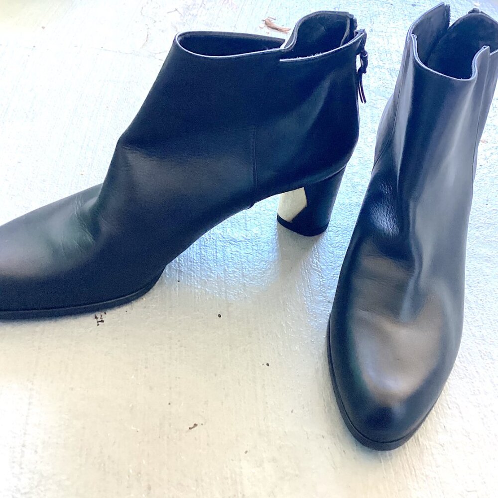 Stuart Weitzman Black Leather Ankle Boots with Gold Detail Heel, Booties Luxury - Picture 13 of 13